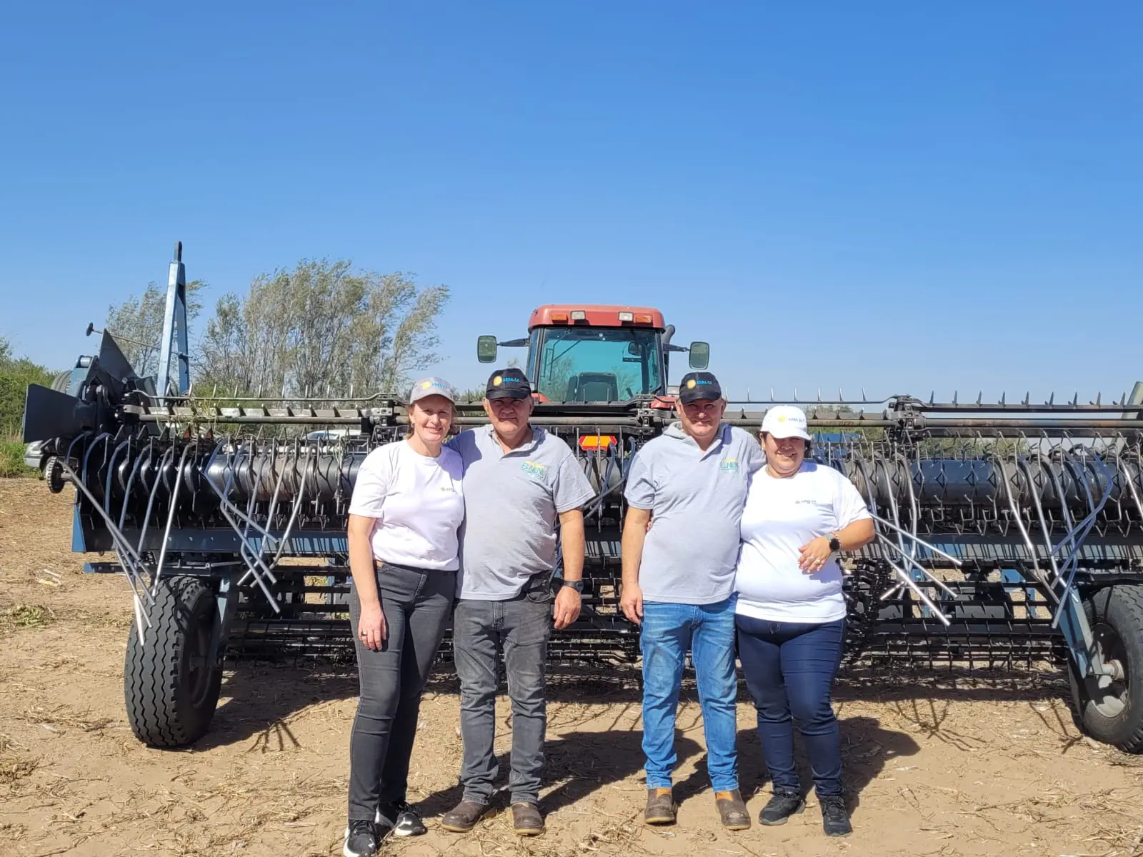 Equipo de ARRA-ZA junto a una arrancadora en el campo