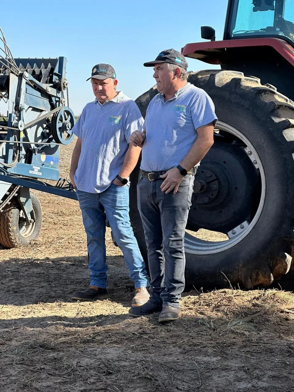 Integrantes de ARRA-ZA junto a maquinaria agrícola
